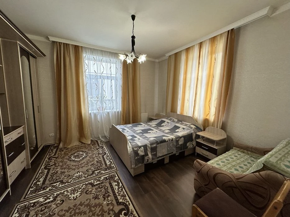 В центрі біля парку півособняк з 2 кухнями та гарному стані