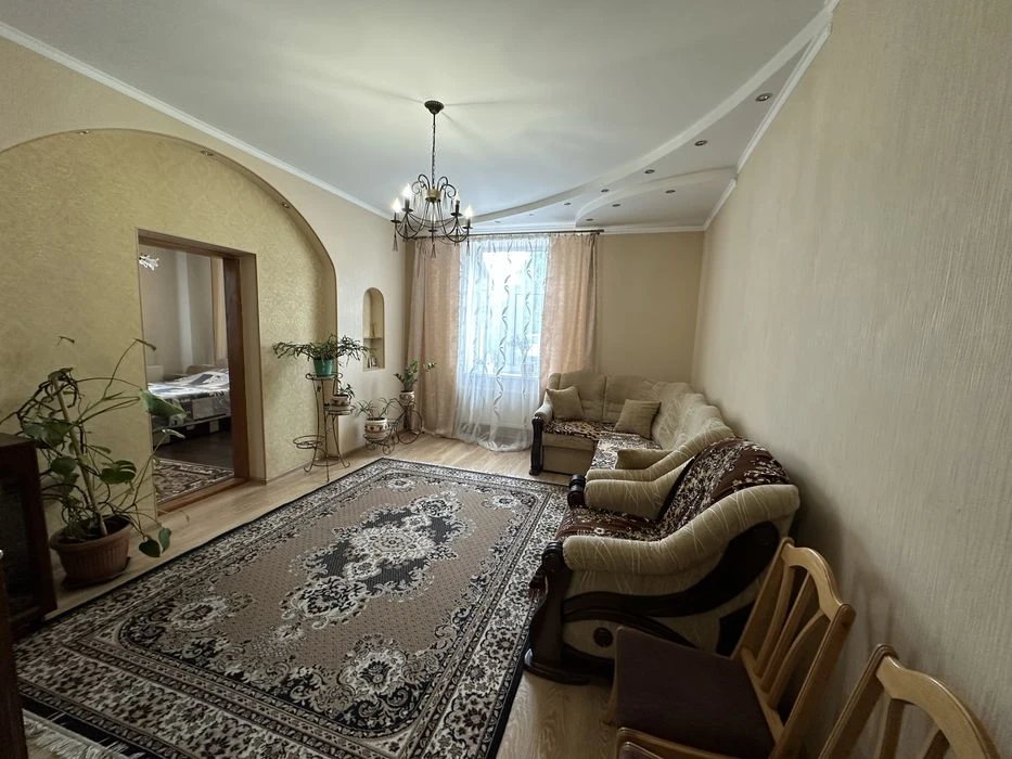 В центрі біля парку півособняк з 2 кухнями та гарному стані