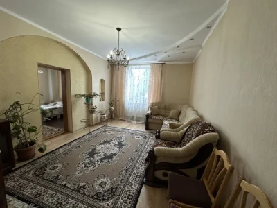В центрі біля парку півособняк з 2 кухнями та гарному стані