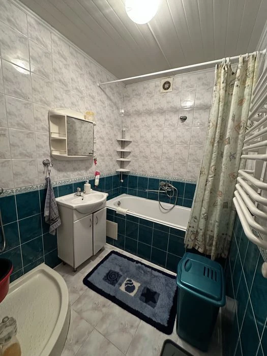 В центрі біля парку півособняк з 2 кухнями та гарному стані
