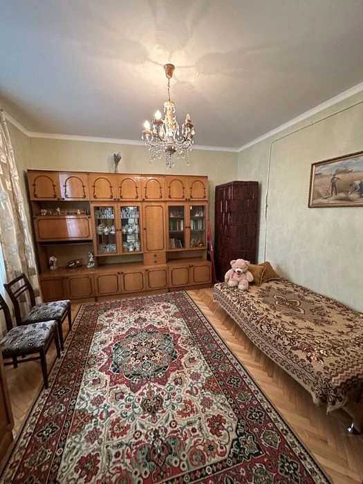 В центрі біля парку півособняк з 2 кухнями та гарному стані