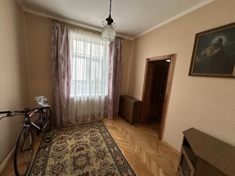 В центрі біля парку півособняк з 2 кухнями та гарному стані