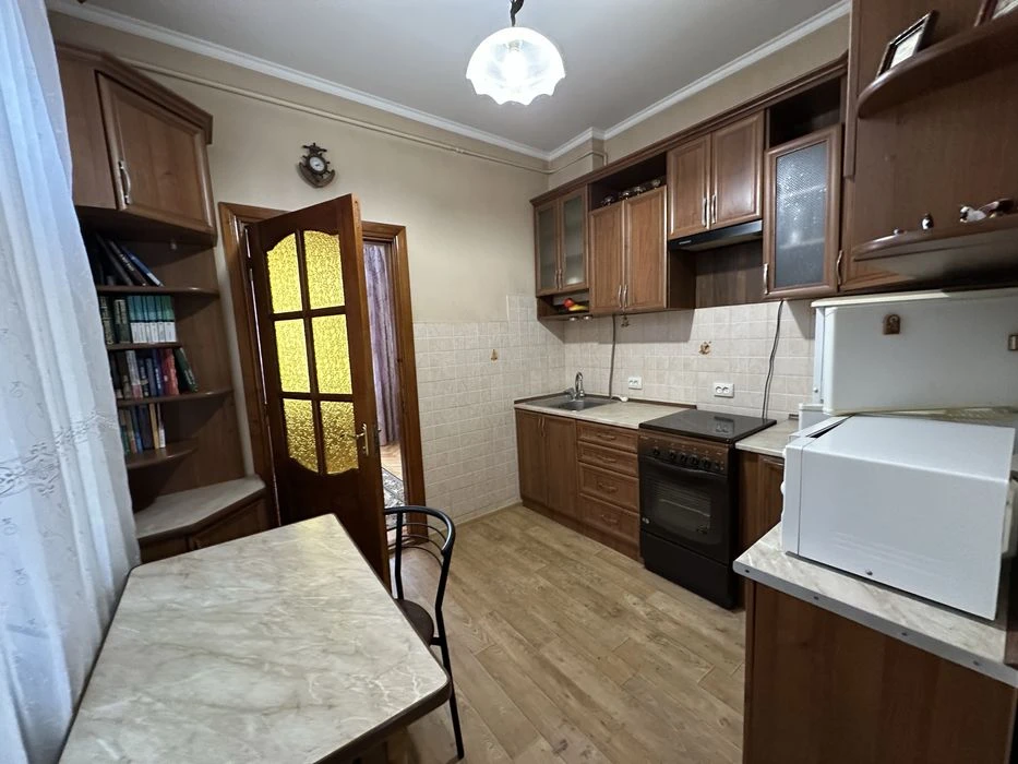 В центрі біля парку півособняк з 2 кухнями та гарному стані