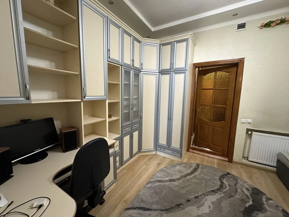 В центрі біля парку півособняк з 2 кухнями та гарному стані