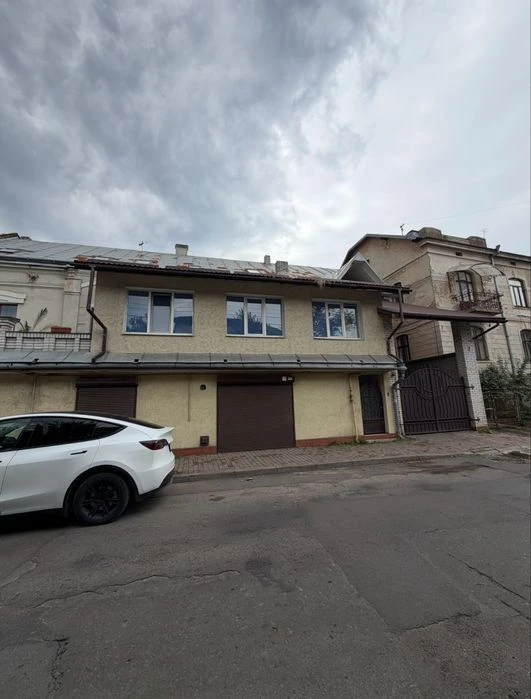 Продаж будівлі із земельною ділянкою в центрі міста вул. Лер