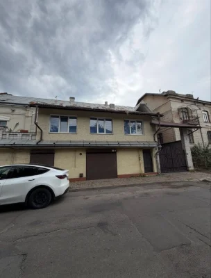 Продаж будівлі із земельною ділянкою в центрі міста вул. Лер
