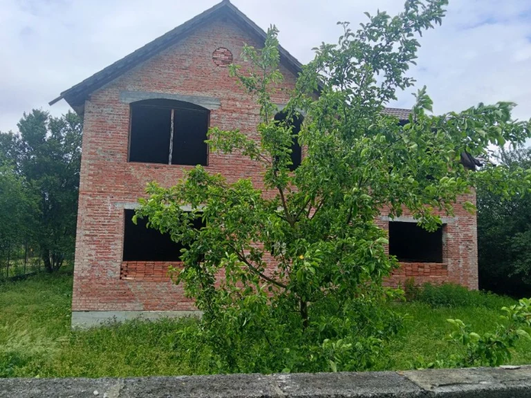Продам будинок біля міського озера