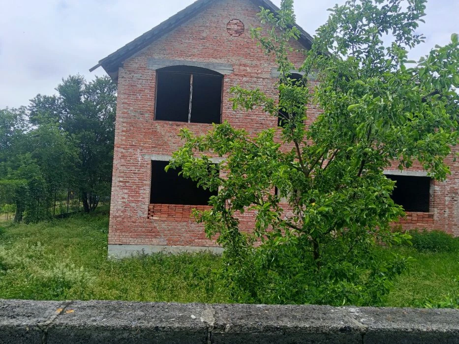 Продам будинок біля міського озера