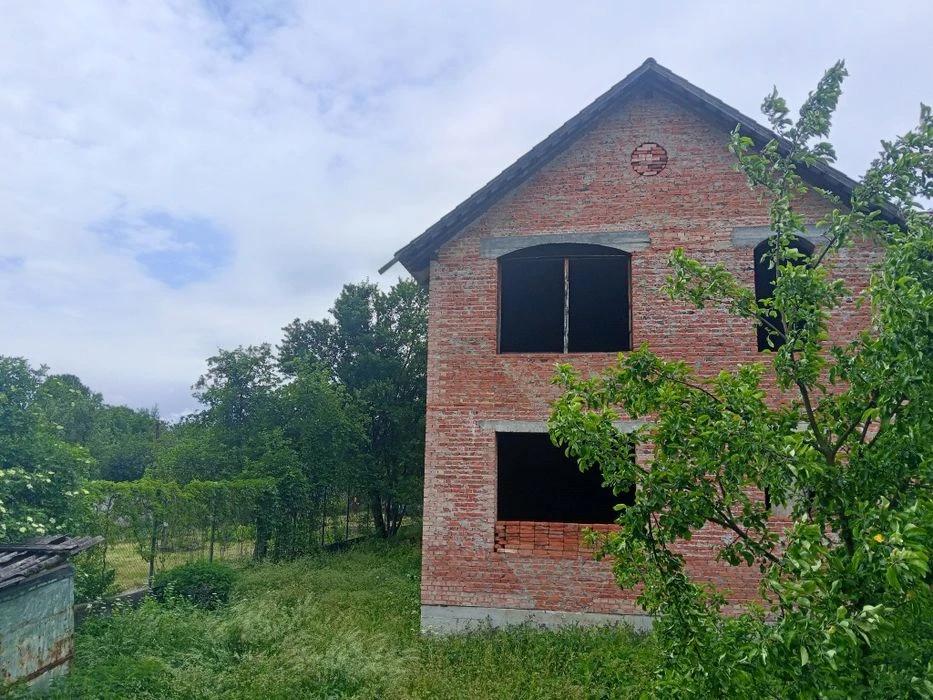 Продам будинок біля міського озера