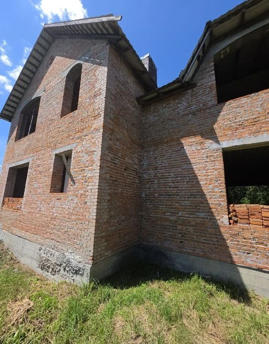Продам будинок біля міського озера