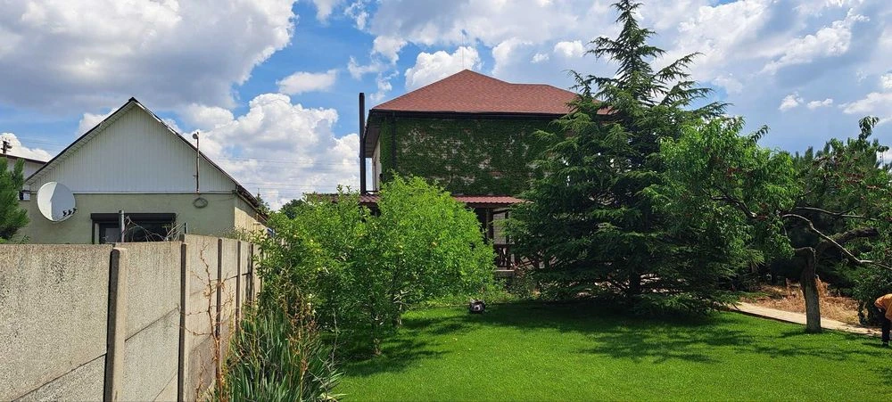 Country house for sale. Alternatively, it is heated