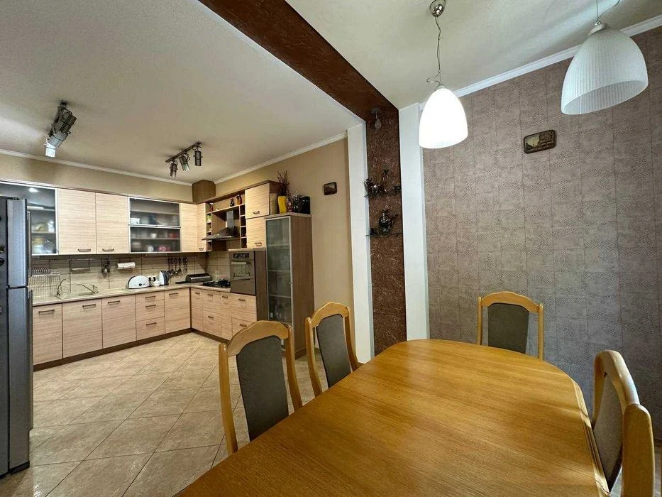 ПРОДАЖ будинок поруч сквера в центрі