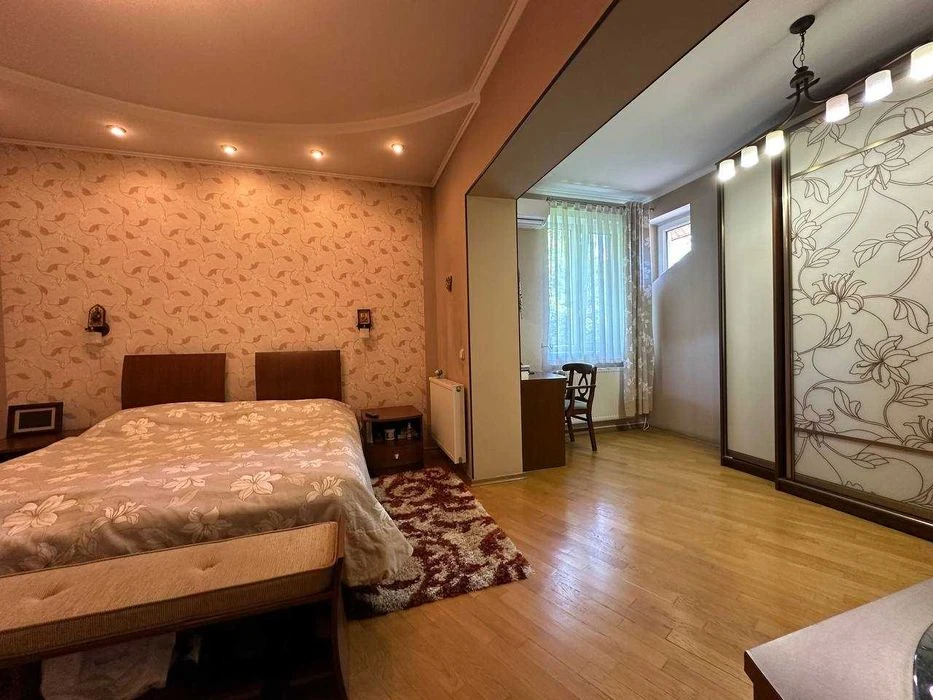 ПРОДАЖ будинок поруч сквера в центрі