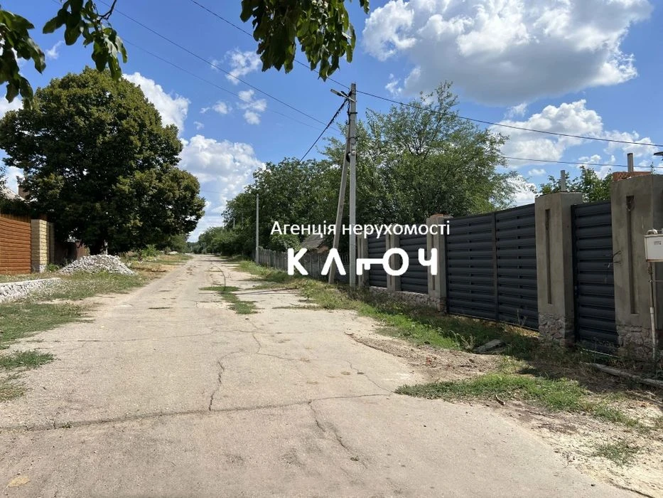 Продаж будинку в тихому передмісті