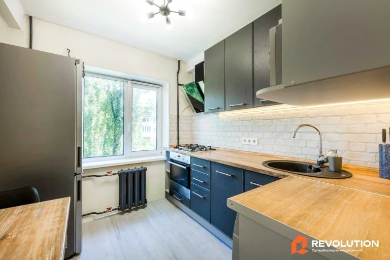 No commission. 3-room apartment 55m2 for sale, Chornykh Zaporozhtsiv St.