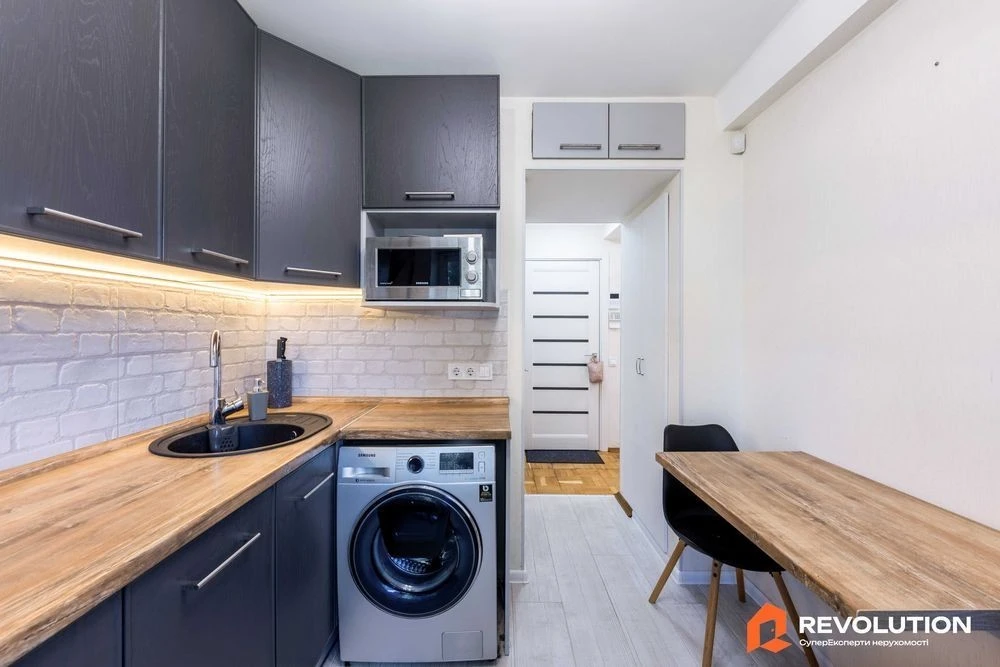 No commission. 3-room apartment 55m2 for sale, Chornykh Zaporozhtsiv St.