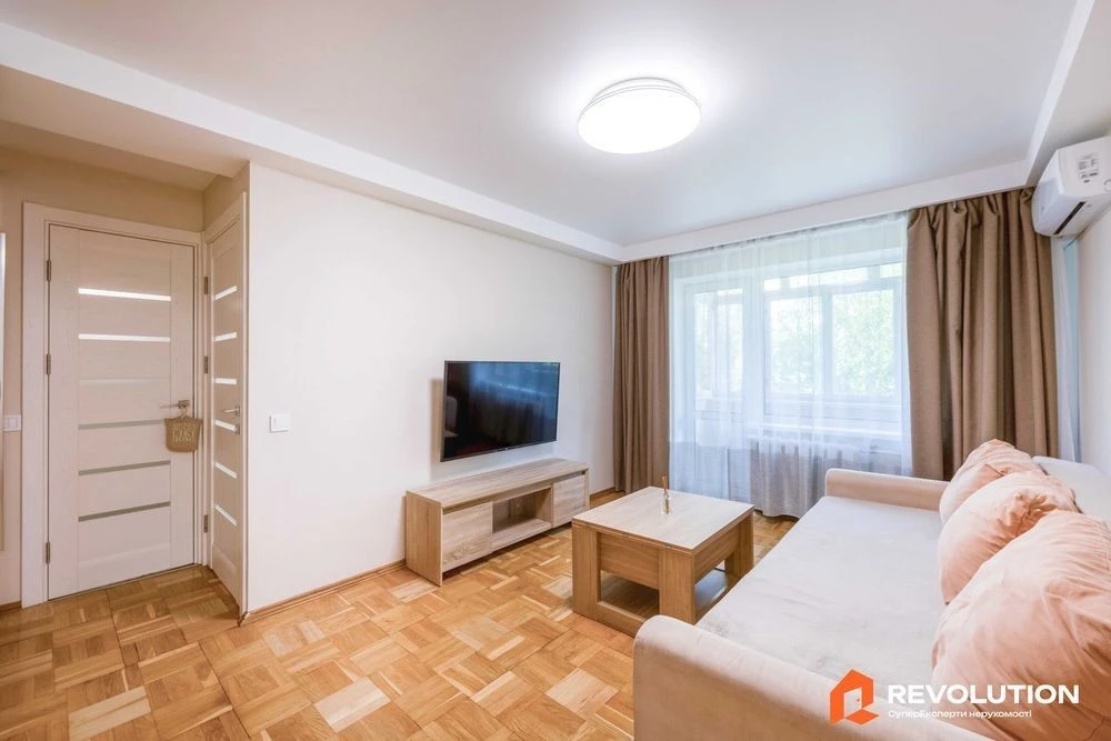 No commission. 3-room apartment 55m2 for sale, Chornykh Zaporozhtsiv St.