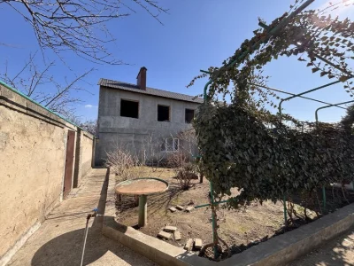 Продам два дома на одном участке