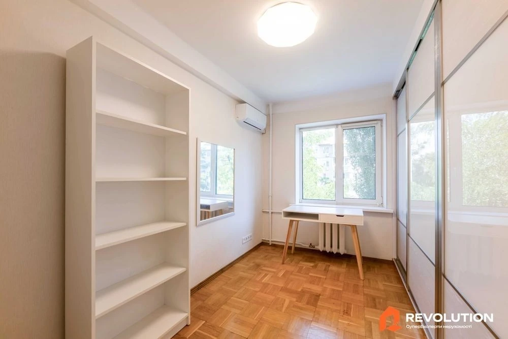No commission. 3-room apartment 55m2 for sale, Chornykh Zaporozhtsiv St.