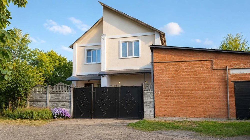 Продаж цегляного будинку 200 м2 7 соток + гараж Шевчен. р-н