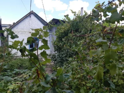 Продам будинок з земельною ділянкою, два гаража і фундамент