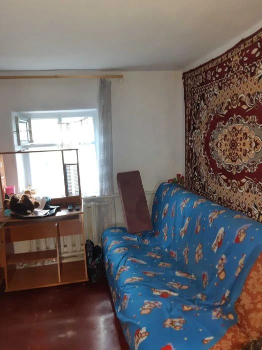 Продам будинок з земельною ділянкою, два гаража і фундамент