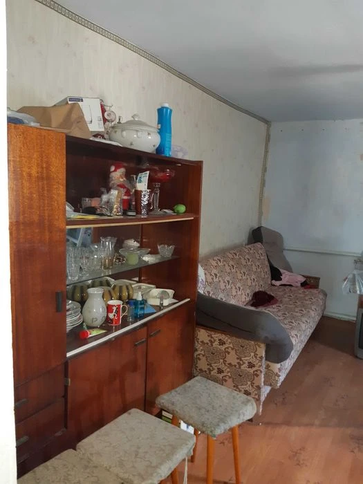 Продам будинок з земельною ділянкою, два гаража і фундамент