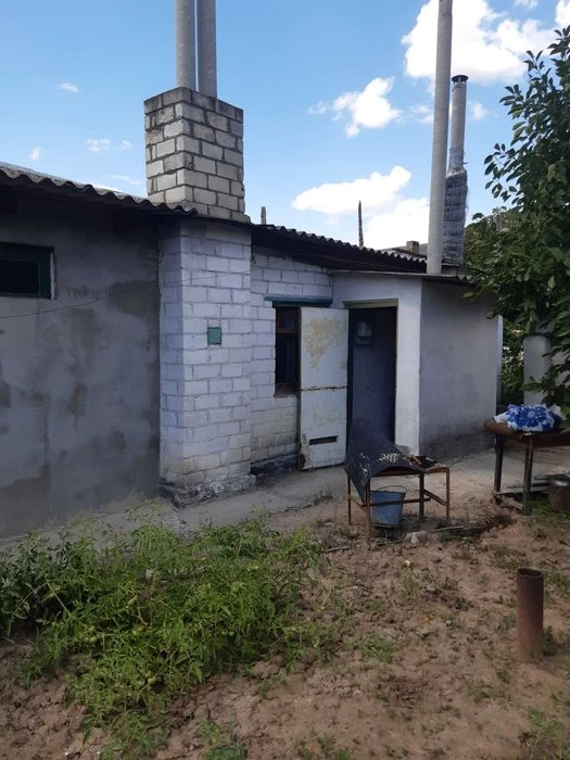 Продам будинок з земельною ділянкою, два гаража і фундамент