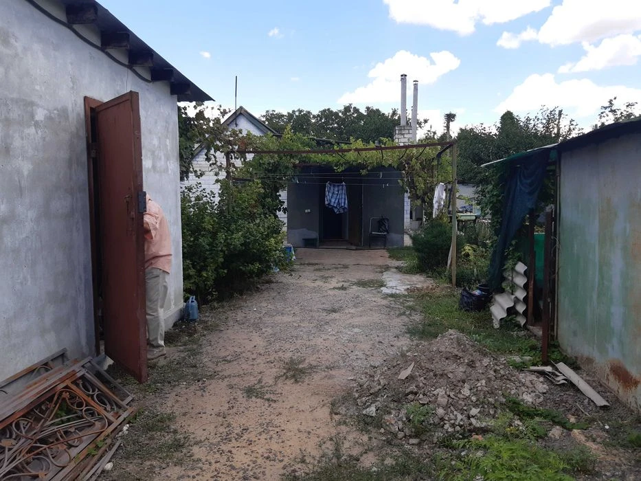 Продам будинок з земельною ділянкою, два гаража і фундамент
