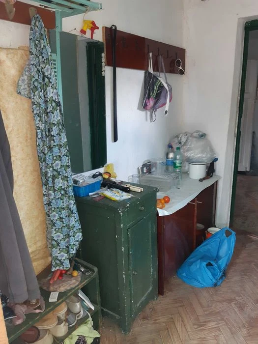 Продам будинок з земельною ділянкою, два гаража і фундамент