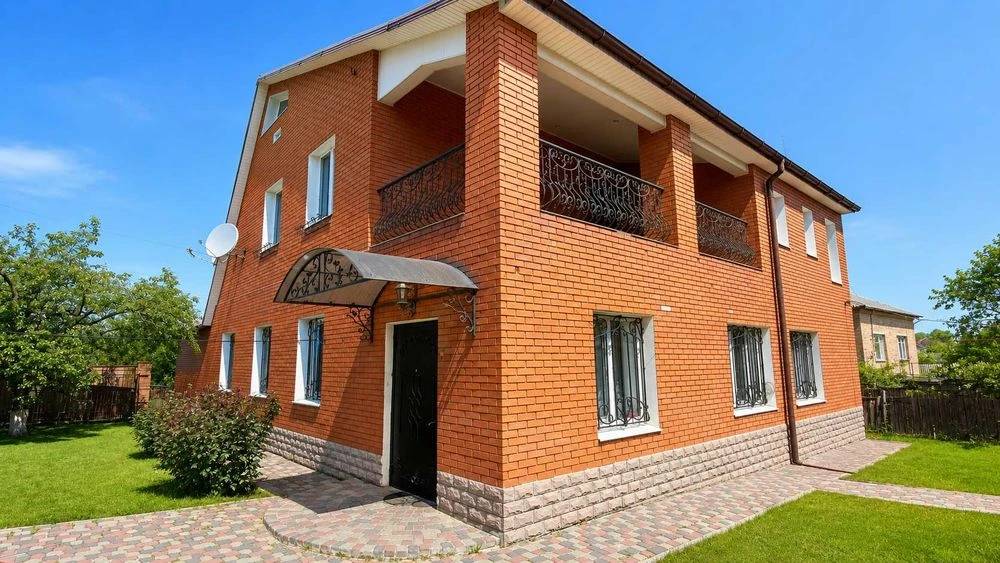 Продаж 2 поверхового будинку 250 м2 12 сот.  50 м2 ще гараж