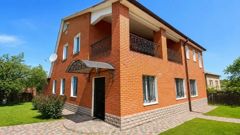 Продаж 2 поверхового будинку 250 м2 12 сот.  50 м2 ще гараж