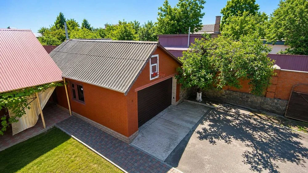 Продаж 2 поверхового будинку 250 м2 12 сот.  50 м2 ще гараж