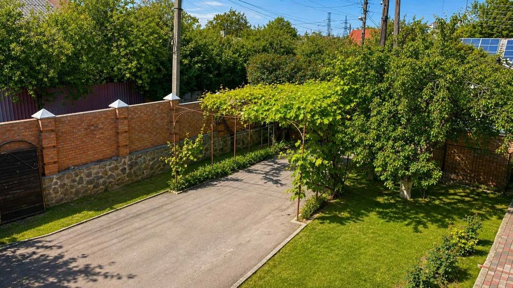 Продаж 2 поверхового будинку 250 м2 12 сот.  50 м2 ще гараж