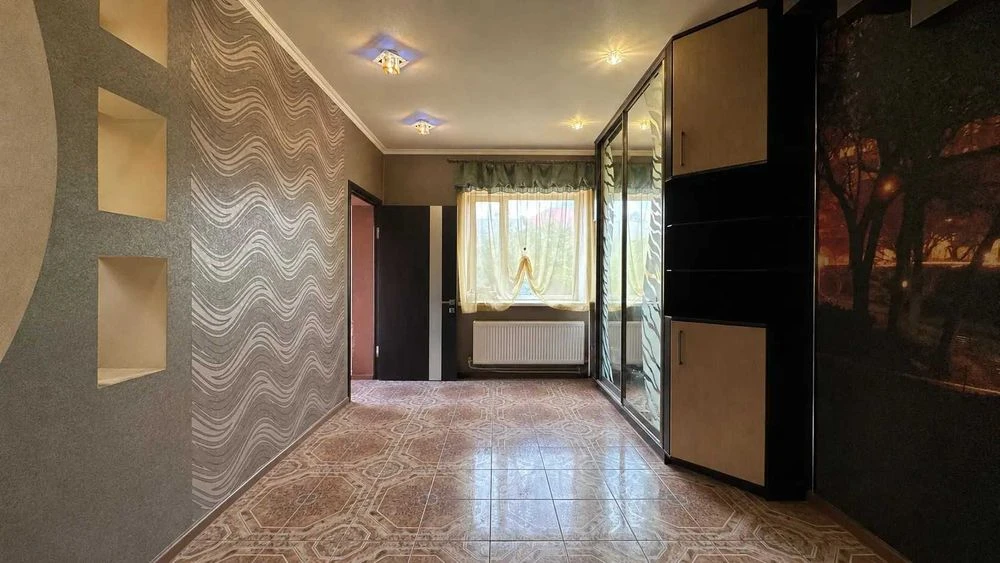 Продаж частини 2 поверхового будинку 360 м2 7 сот з окремим