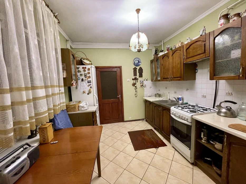 Продам 1/2 будинку, р-н Можайського