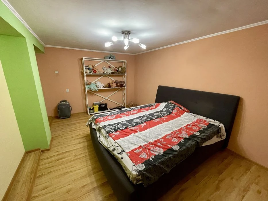 Продам 1/2 будинку, р-н Можайського
