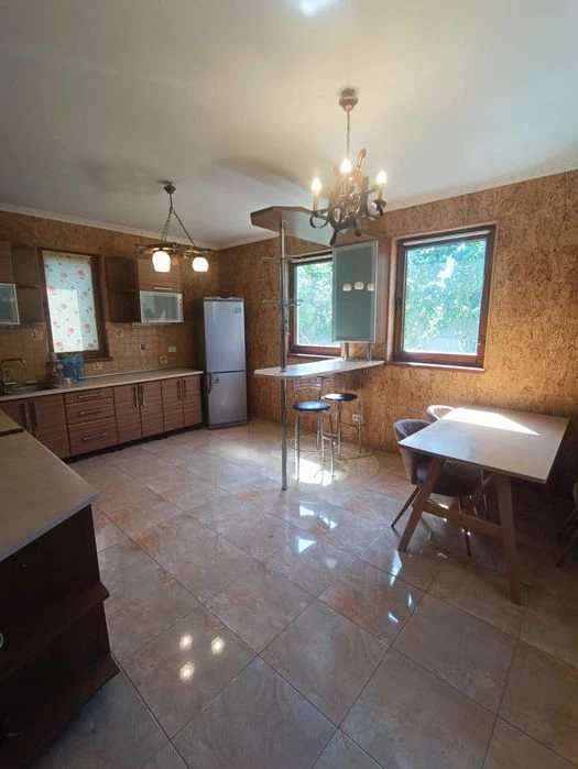Затишний будинок, 180 м.кв., 4 спальні, 20 соток