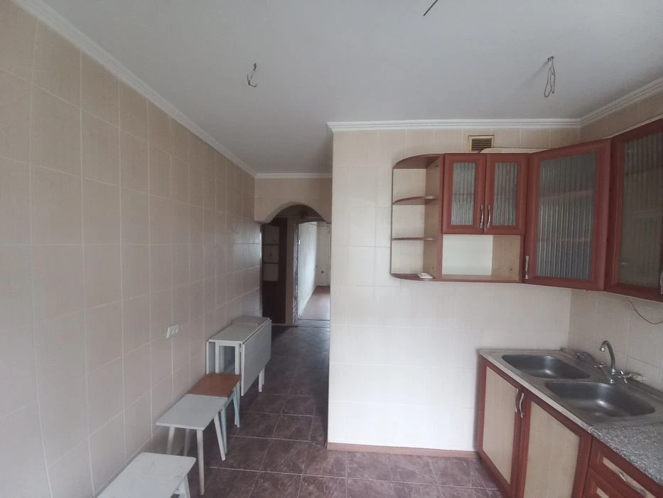 Продам 2-кімнатну квартиру  на Крошні