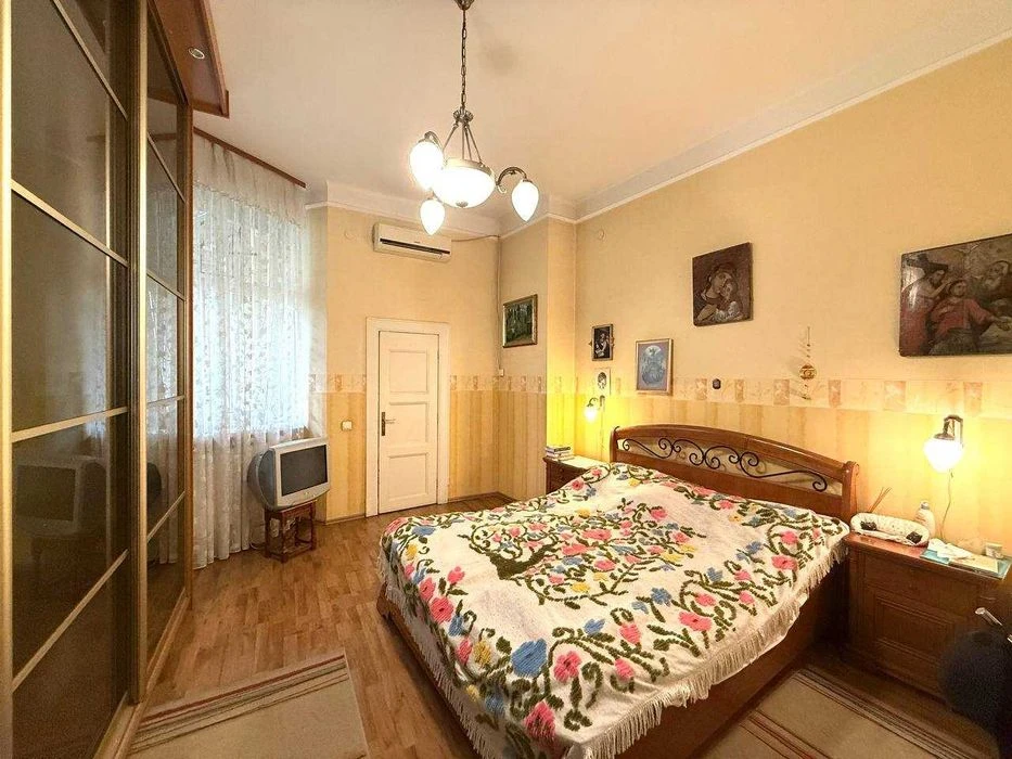 Продаж 4 кім.кв вул. Стецька ( просп. Шевченка)