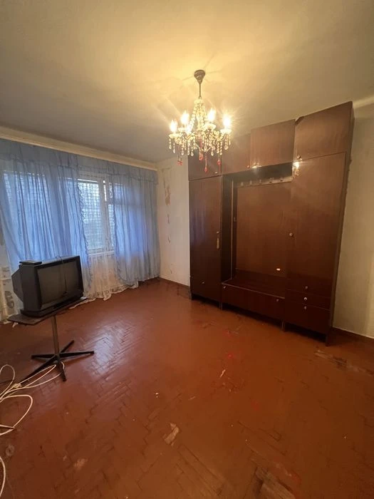 I am selling a one-room apartment on 2 Shevchenkivske Street.