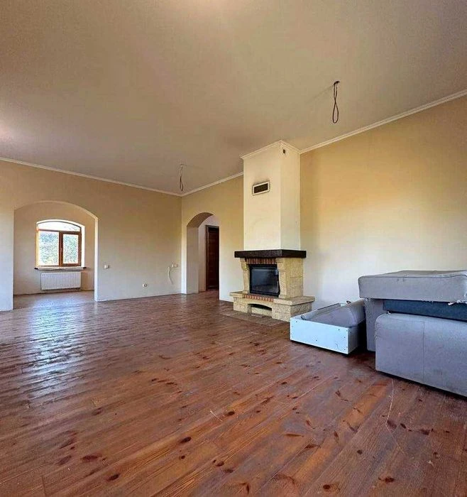 Сучасний двоповерховий будинок 159 м² та ділянкою 10 соток у