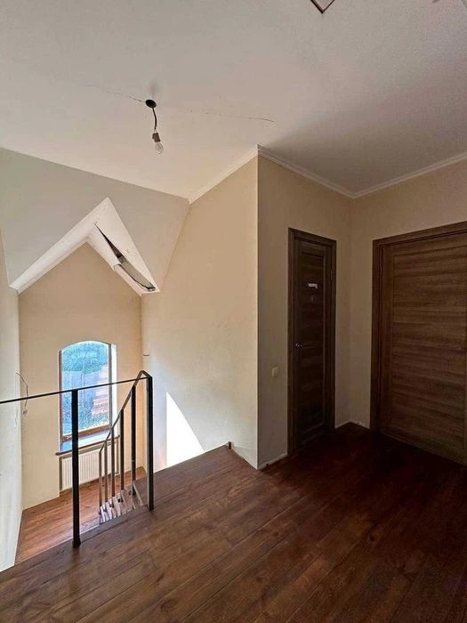 Сучасний двоповерховий будинок 159 м² та ділянкою 10 соток у