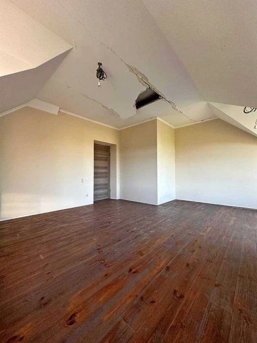 Сучасний двоповерховий будинок 159 м² та ділянкою 10 соток у