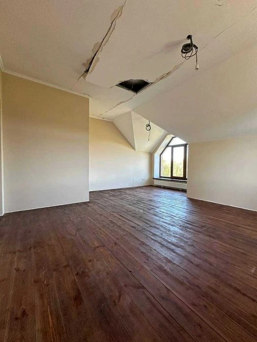Сучасний двоповерховий будинок 159 м² та ділянкою 10 соток у