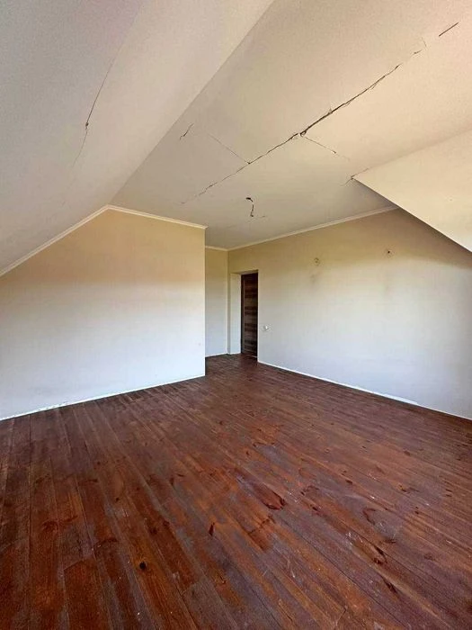 Сучасний двоповерховий будинок 159 м² та ділянкою 10 соток у