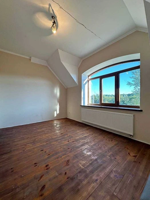 Сучасний двоповерховий будинок 159 м² та ділянкою 10 соток у