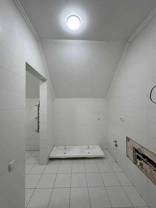 Сучасний двоповерховий будинок 159 м² та ділянкою 10 соток у