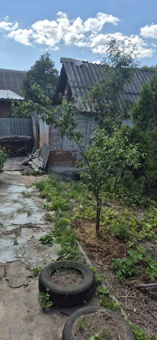 Продам будинок та земельну ділянку можна під дачу
