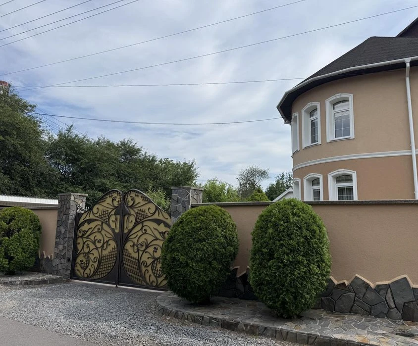 Продається елітний 4поверховий будинок Ужгород